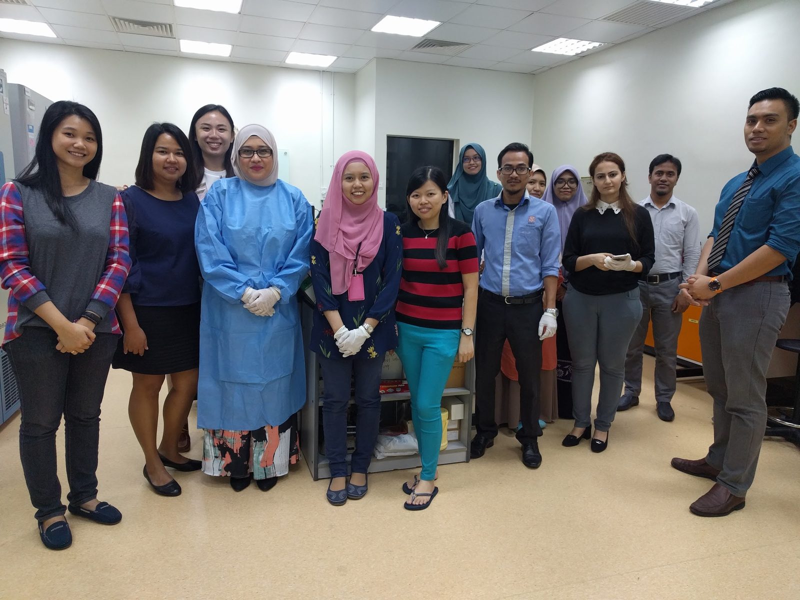 Workshop participants and trainers standing together for a group photo in a laboratory