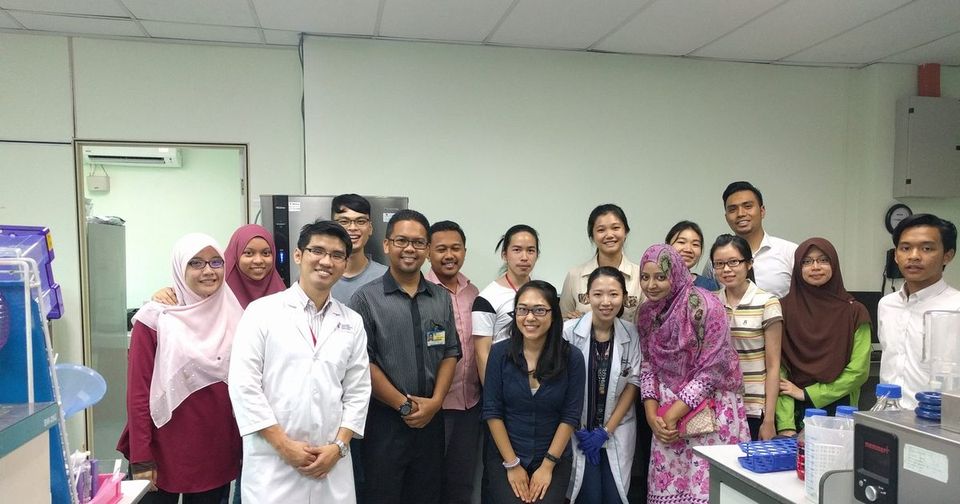 Workshop participants and trainers stand together for a group photo in the UKM Toxicology Lab