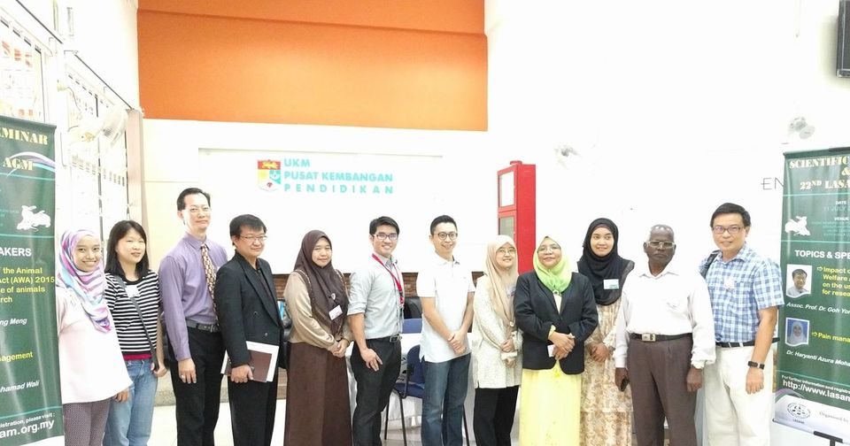 Members and speakers stand in a row for a group photo below the UKM Pusat Kembangan Pendidikan sign