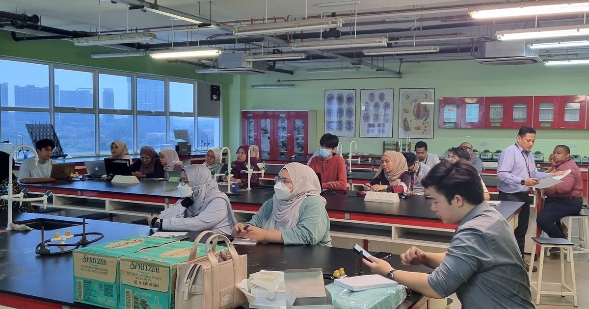 Participants at the benches of a teaching laboratory during the workshop