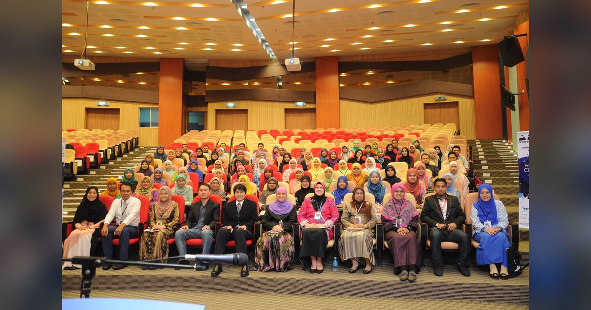 A large group of participants seated in rows for a group photo in the Main Auditorium at UiTM Sungai Buloh.