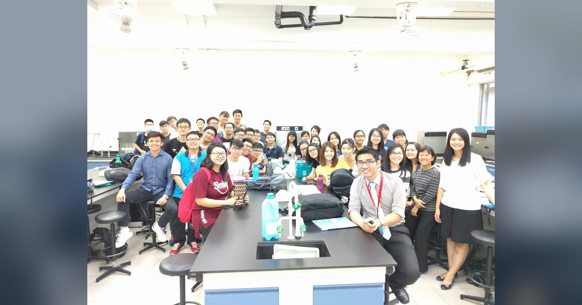 Group photo of seminar participants and the speaker behind a laboratory bench at TAR UC