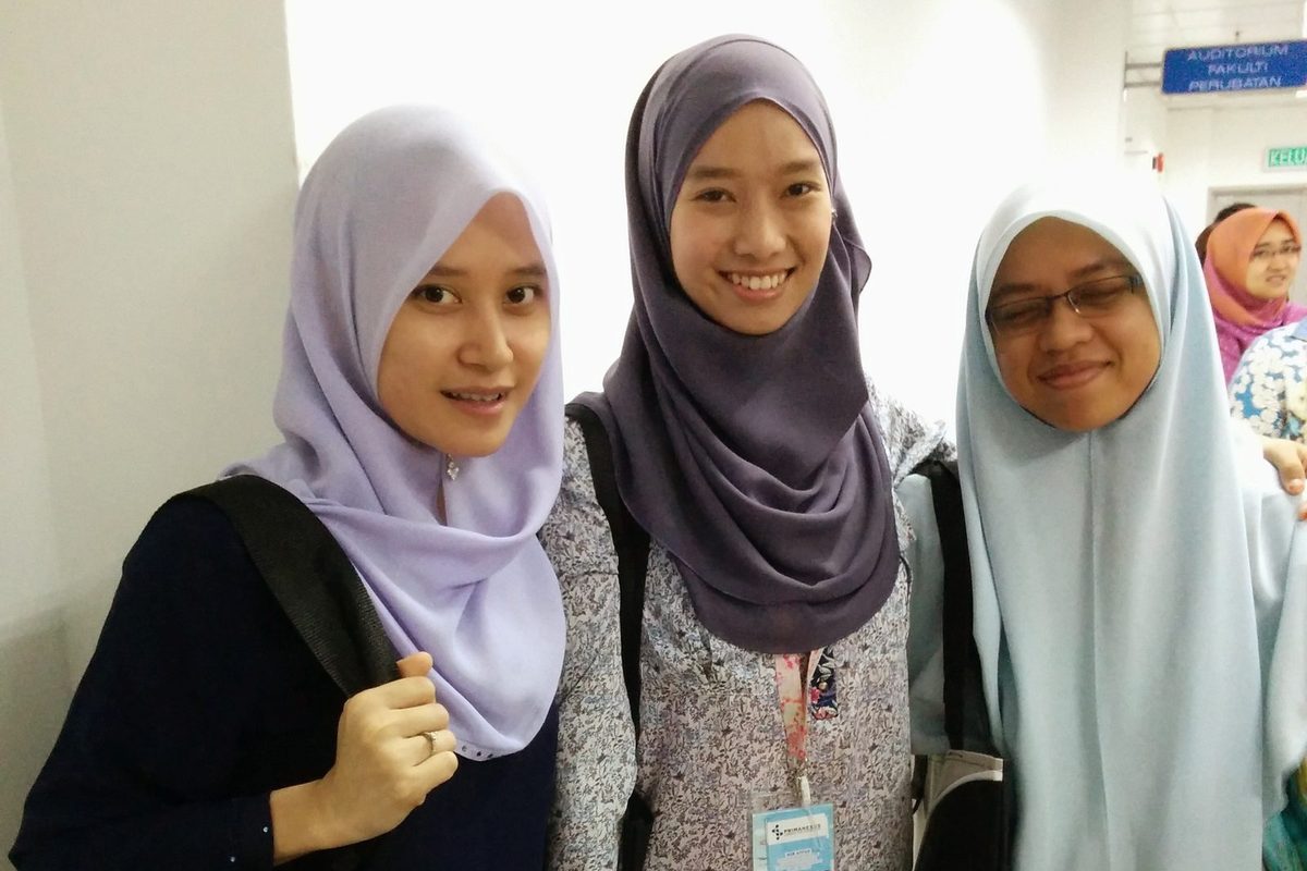 Three women in a corridor at the Faculty of Medicine during Research Week