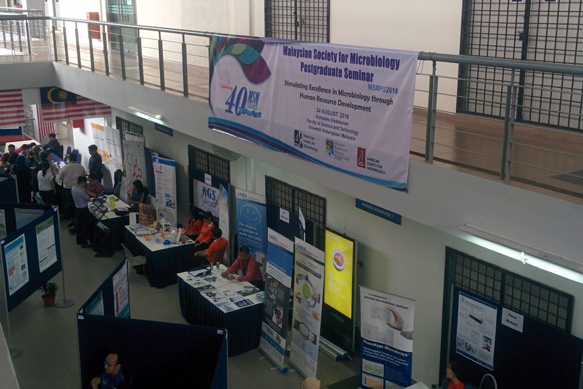 Poster boards and exhibitor tables in the faculty hall, under the MSMPS 2016 seminar banner