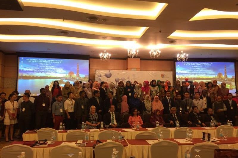 Conference delegates standing together for a group photo in the ICAMS 2017 hall at Marina Bay Putrajaya