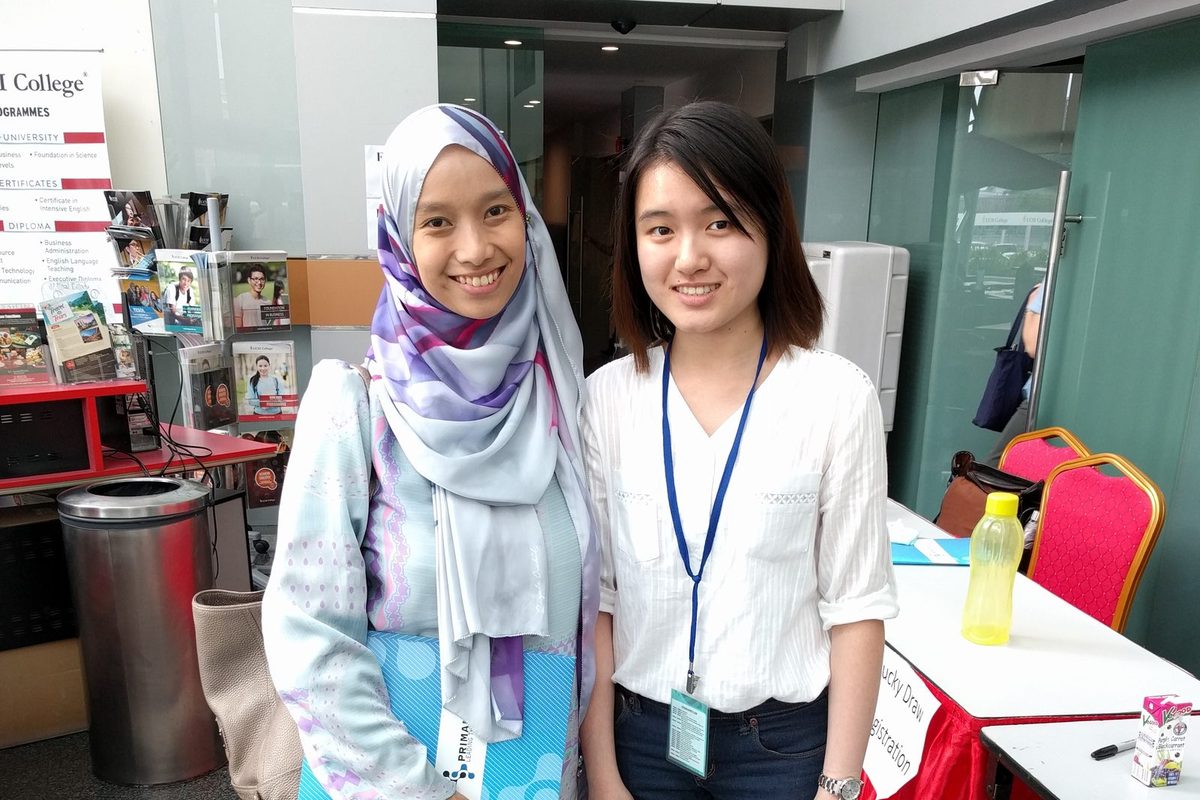 Two participants in the foyer at the seminar