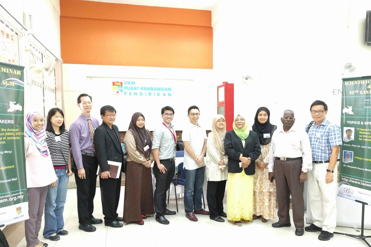 Participants and speakers stand in a row for a group photo below the UKM Pusat Kembangan Pendidikan sign