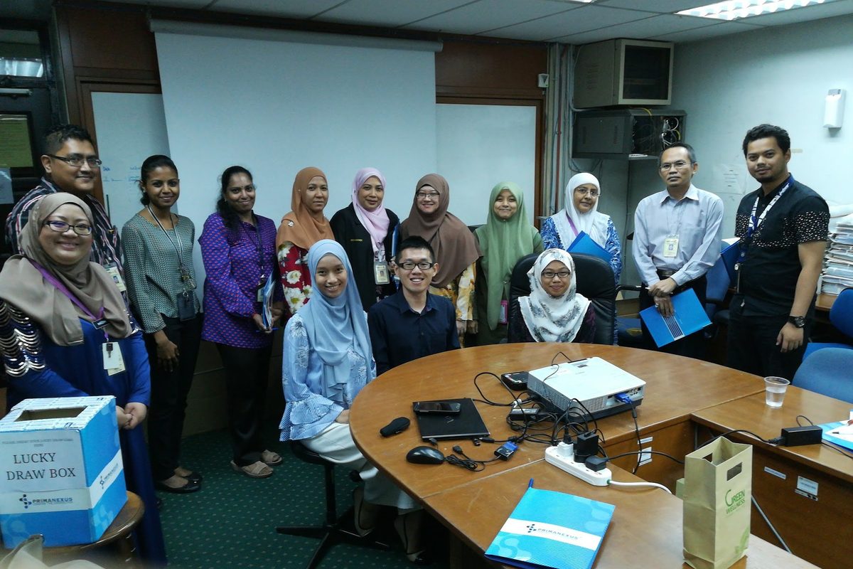 Seminar participants gather for a group photo around a meeting table