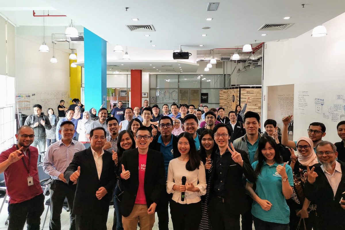 Large group photo of the session’s participants and speakers