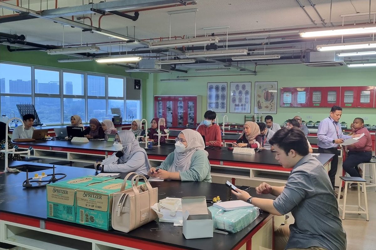 Participants at the benches of a teaching laboratory during the workshop