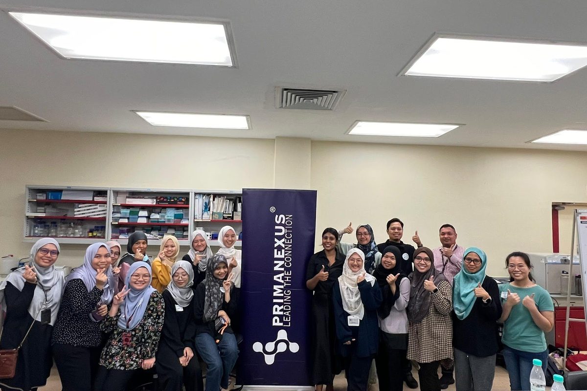 Workshop participants and the Prima Nexus team in a group photo in the laboratory
