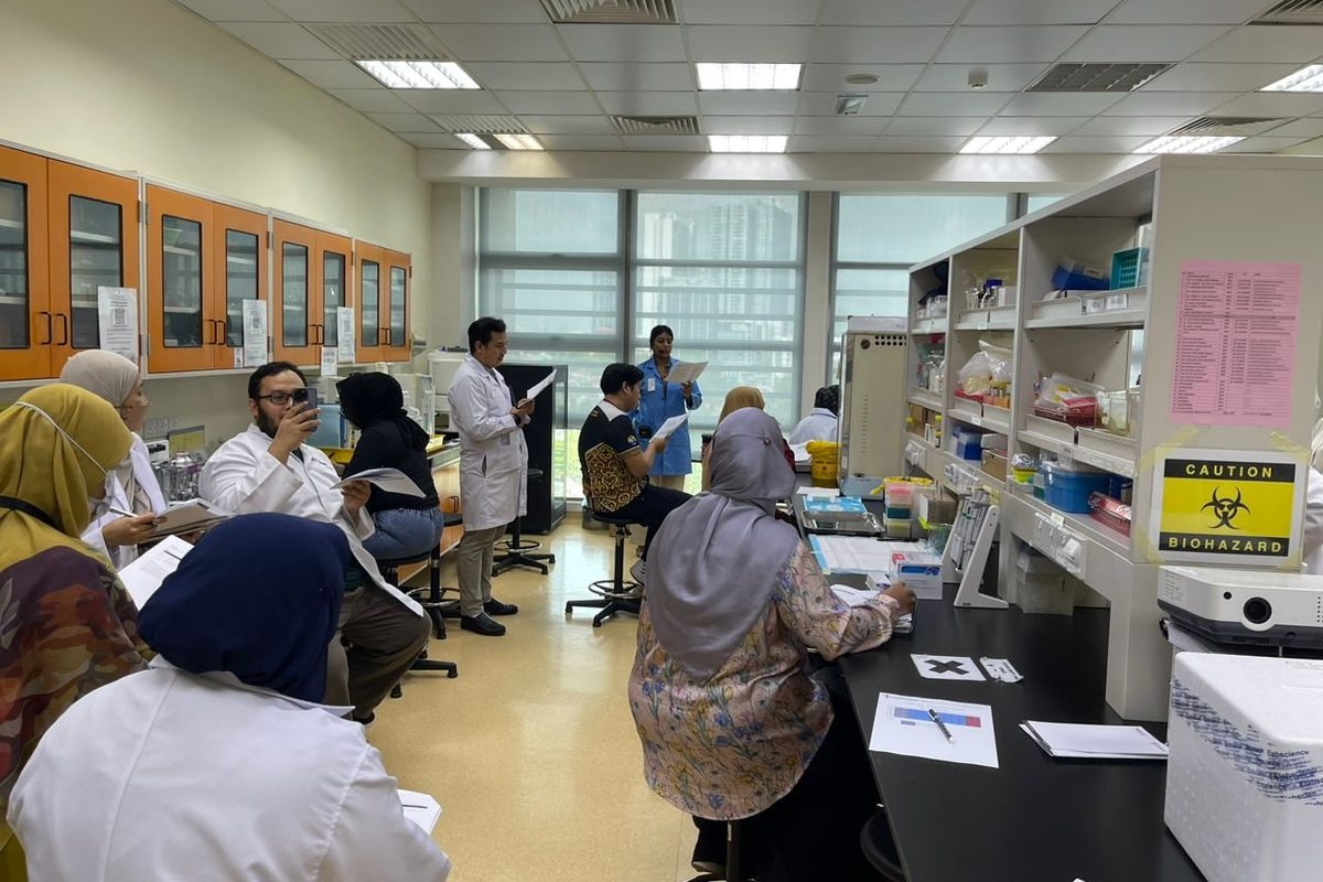 Participants gathered in the laboratory for the ELISA demonstration
