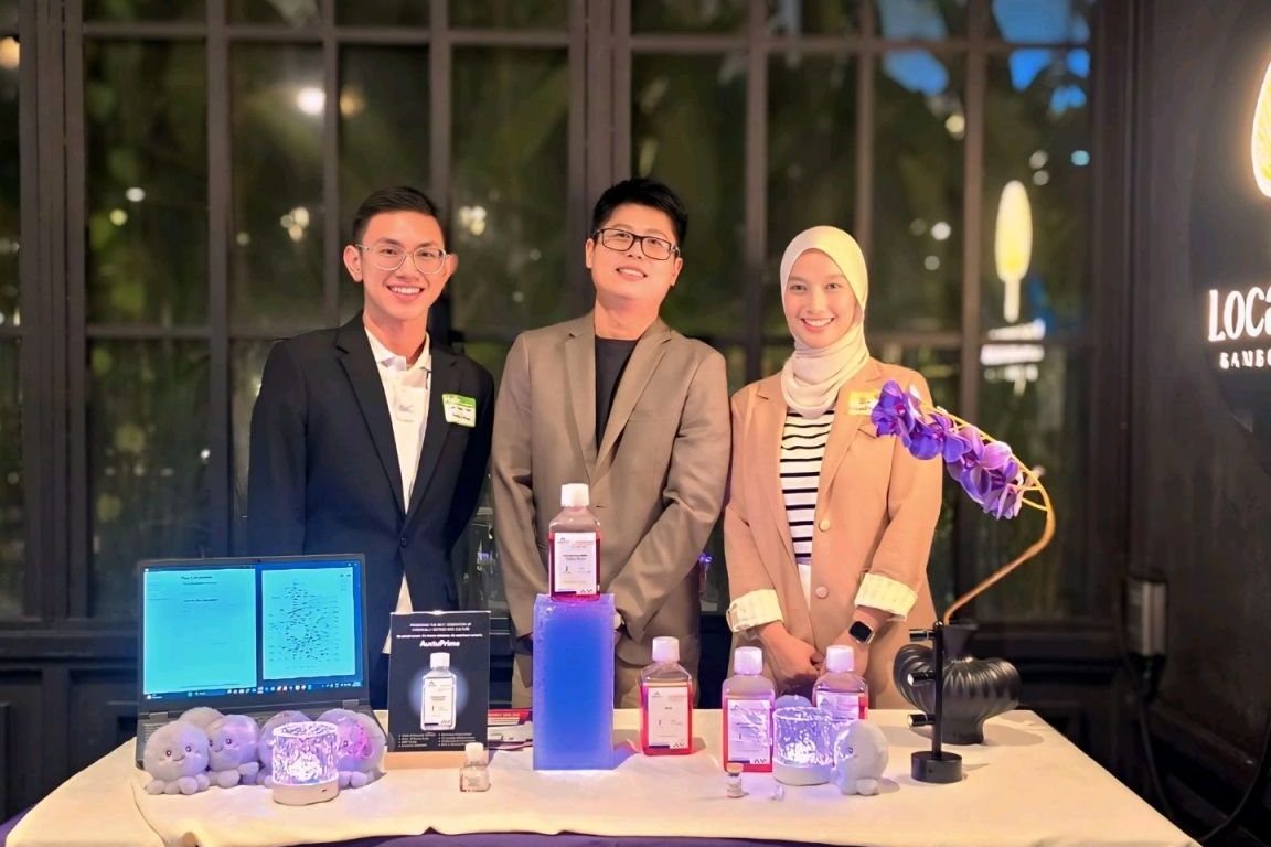 Guests at the AuctuCel display during the AuctuPrime launch dinner
