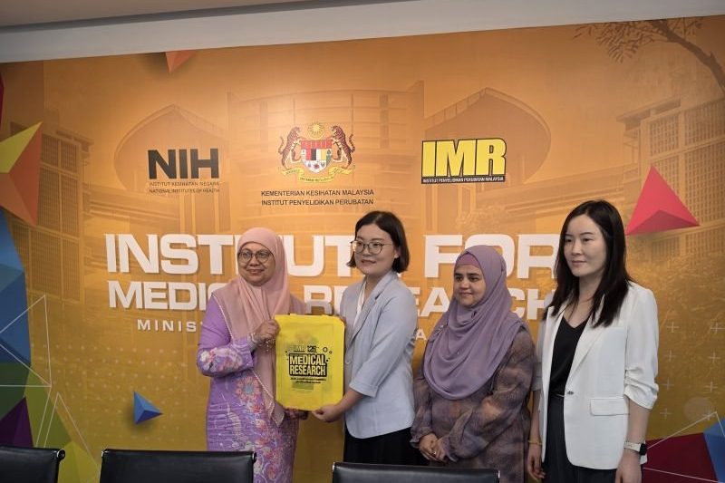 Elabscience and Prima Nexus representatives at the Institute for Medical Research
