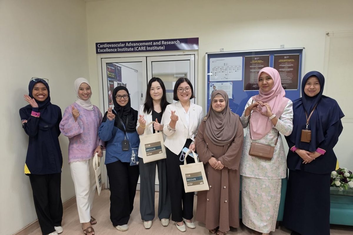 Researchers meeting the Elabscience team during the visit