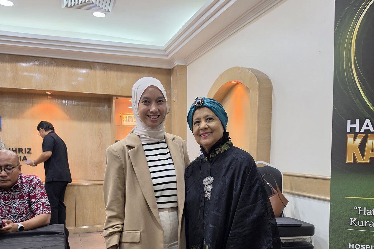 Nura Samsuddin and Prof. Dato' Dr Rosmawati Mohamed smiling beside the Hari Kesedaran Kanser Hati 2026 banner