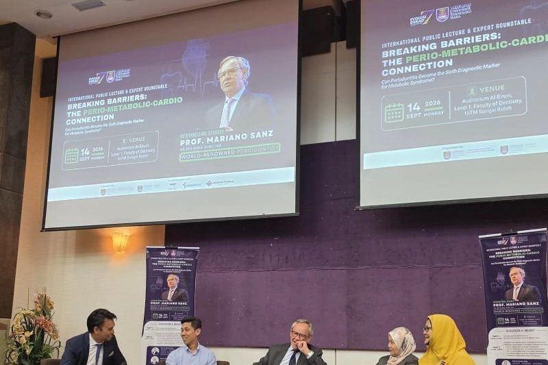 Expert roundtable panel on stage at the Faculty of Dentistry, UiTM Sungai Buloh
