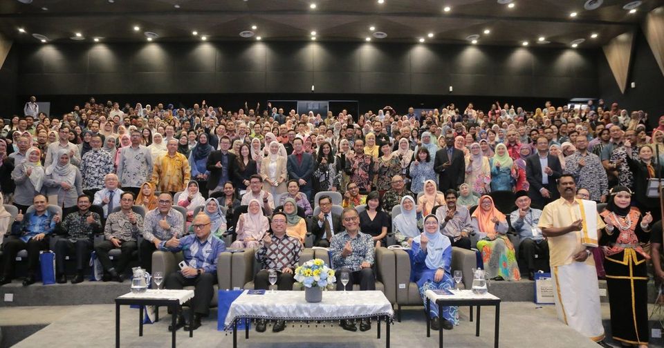Ministers, officials, researchers and guests in the auditorium at the launch of MyGenom, National Institutes of Health, Setia Alam