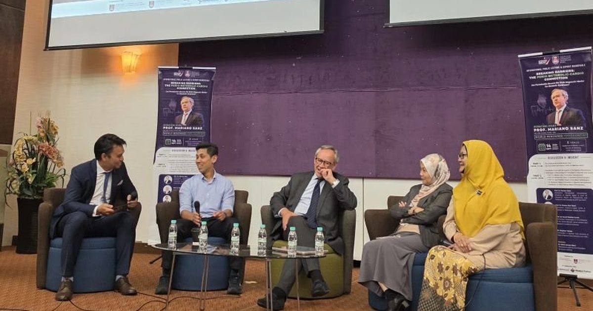 Expert roundtable panel on stage at the Faculty of Dentistry, UiTM Sungai Buloh