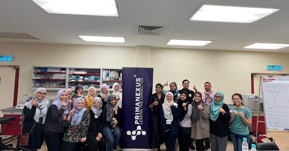 Workshop participants and the Prima Nexus team in a group photo in the laboratory