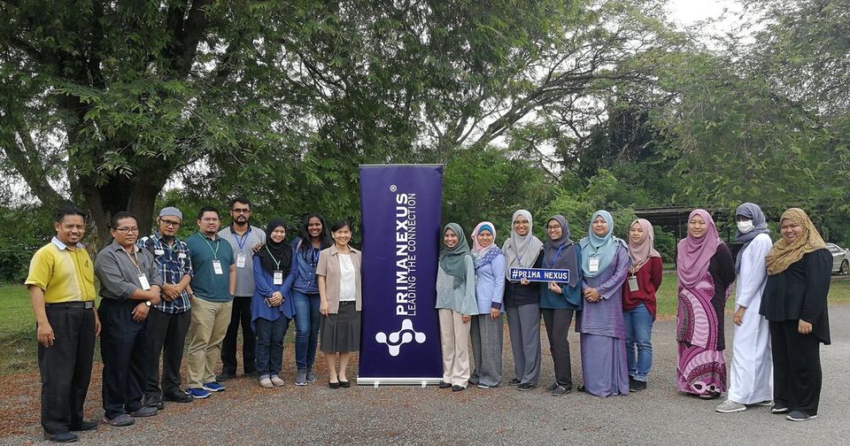 Workshop participants and speakers in a group photo outdoors at UPM