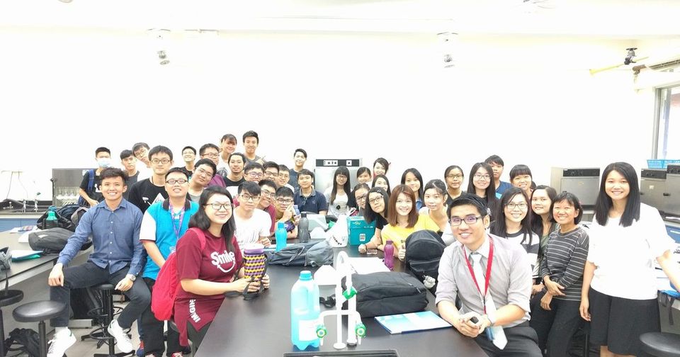 Group photo of seminar participants and the speaker behind a laboratory bench at TAR UC