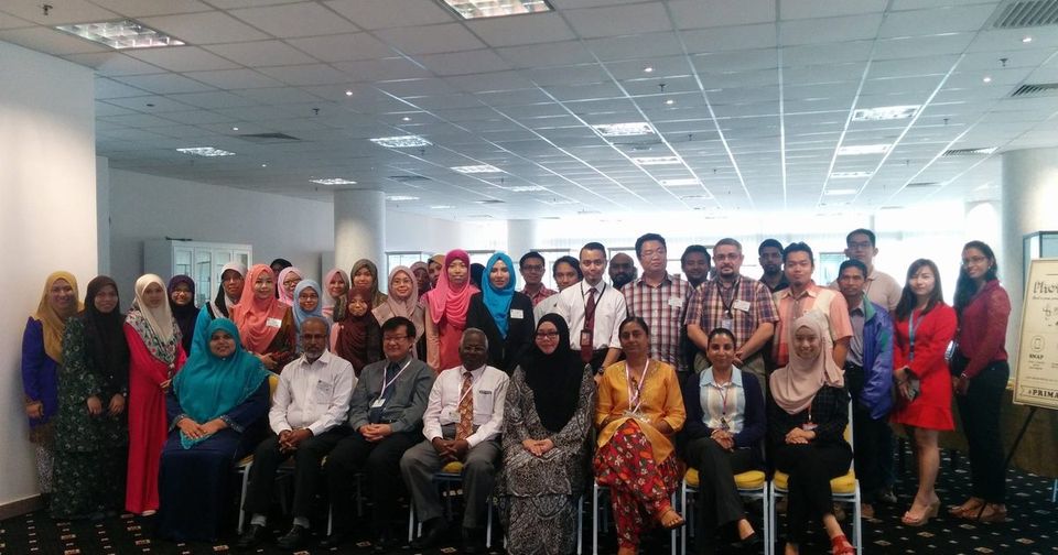 Group photo of workshop participants seated and standing in rows in the lecture room at UiTM Puncak Alam