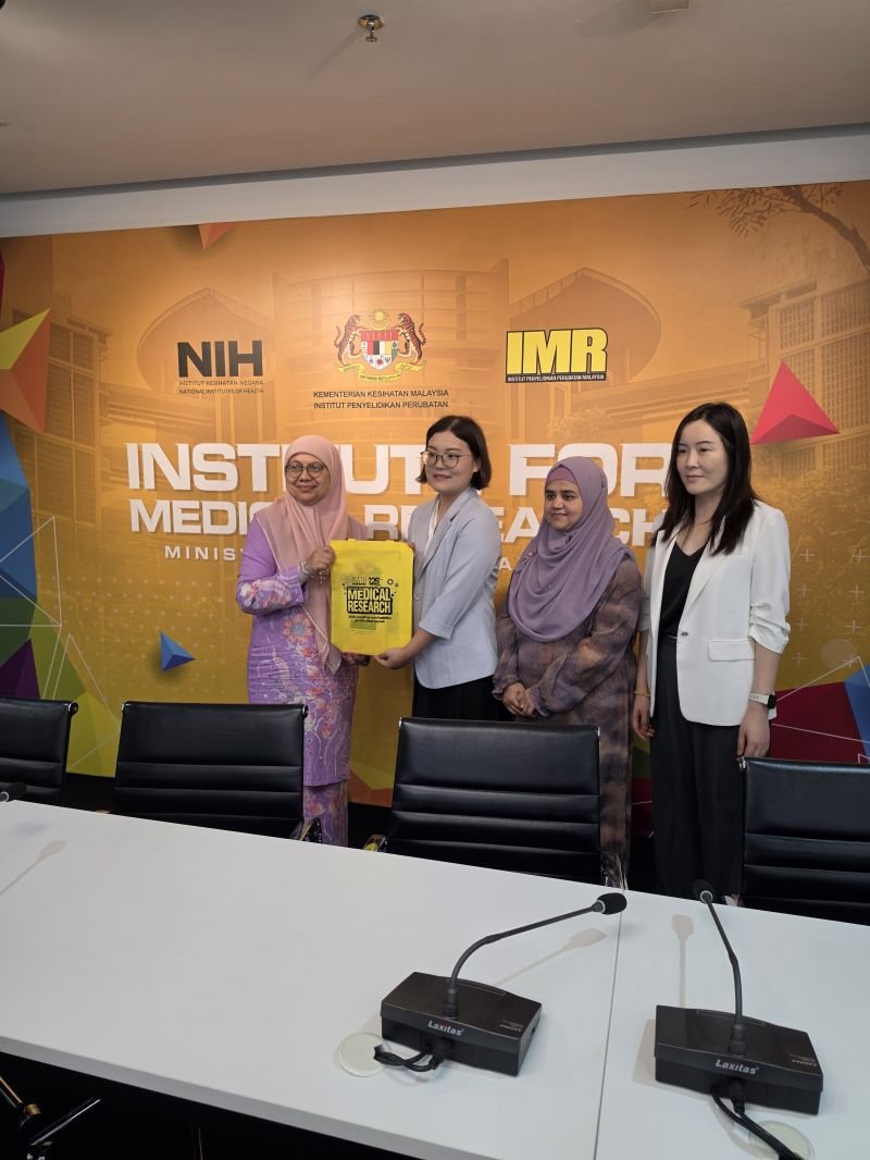 Elabscience and Prima Nexus representatives at the Institute for Medical Research