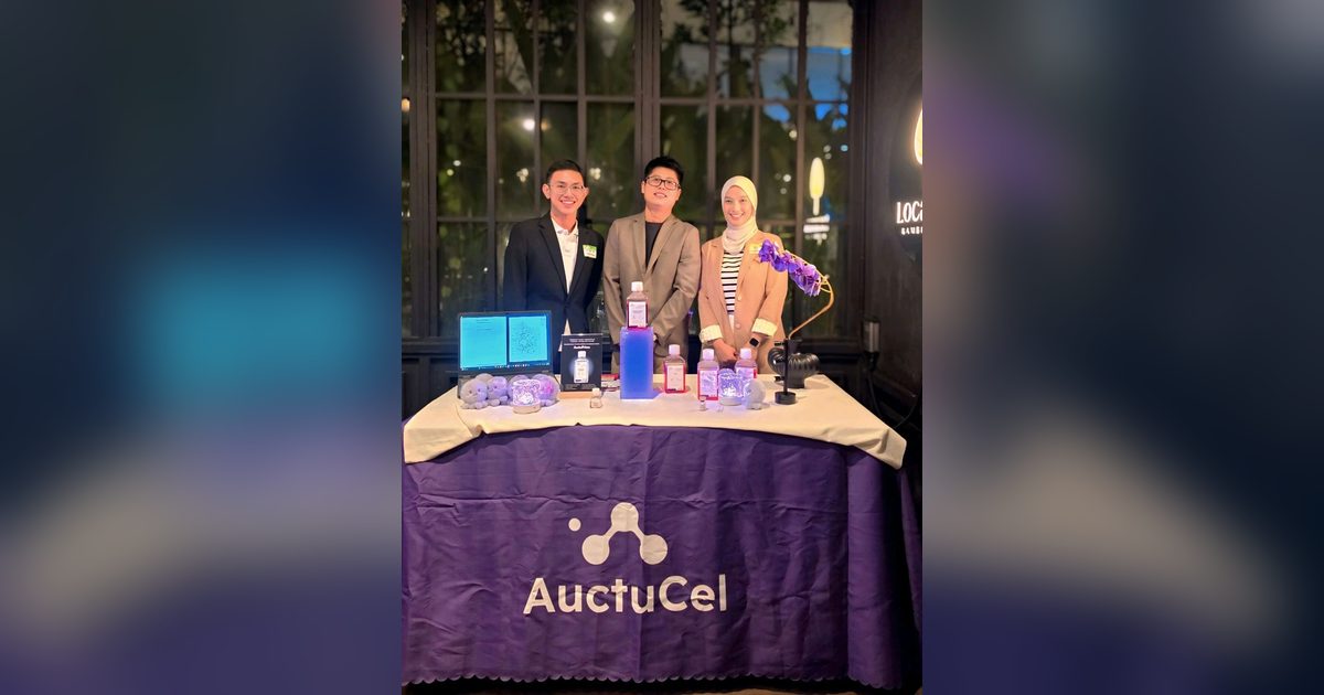Guests at the AuctuCel display during the AuctuPrime launch dinner