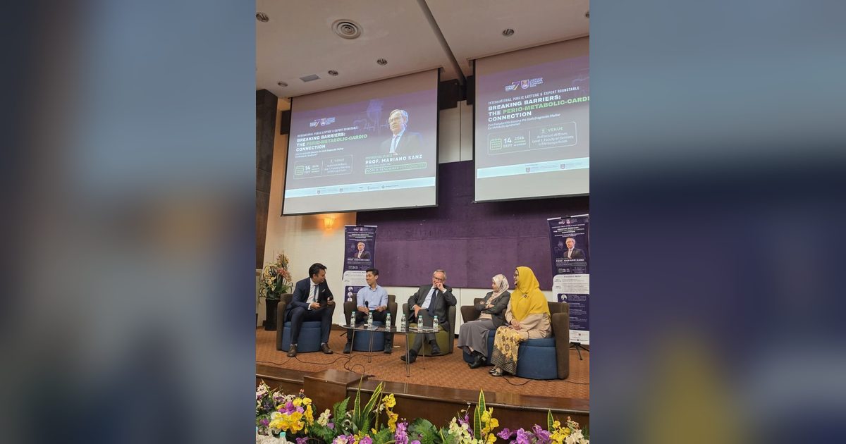 Expert roundtable panel on stage at the Faculty of Dentistry, UiTM Sungai Buloh
