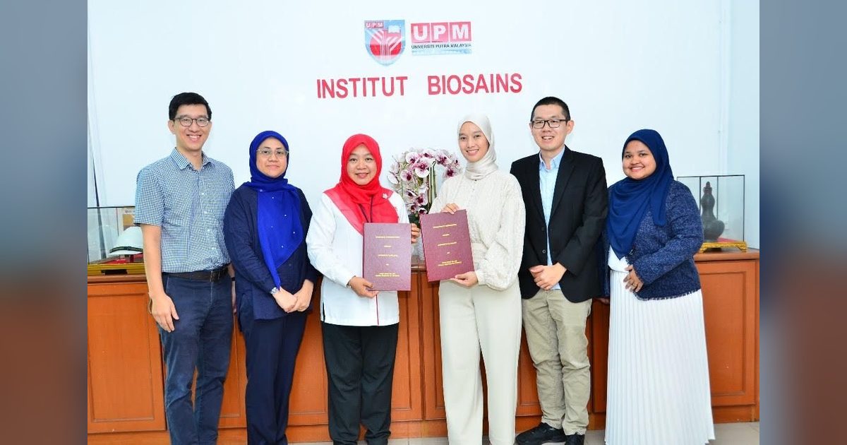 Prima Nexus and UPM Institute of Bioscience representatives holding the renewed MoU documents